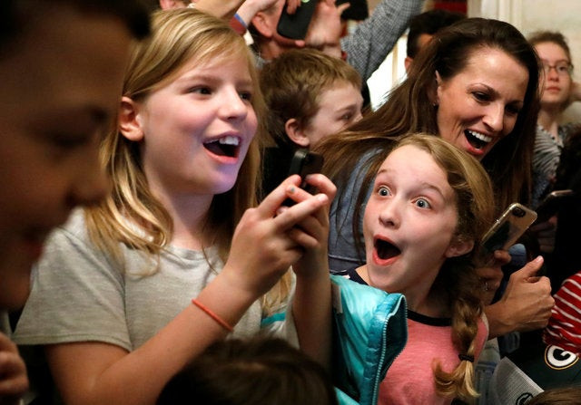 Από το πουθενά εμφανίστηκε ο «πλακατζής» Ν. Τραμπ σε μικρούς μαθητές (βίντεο)